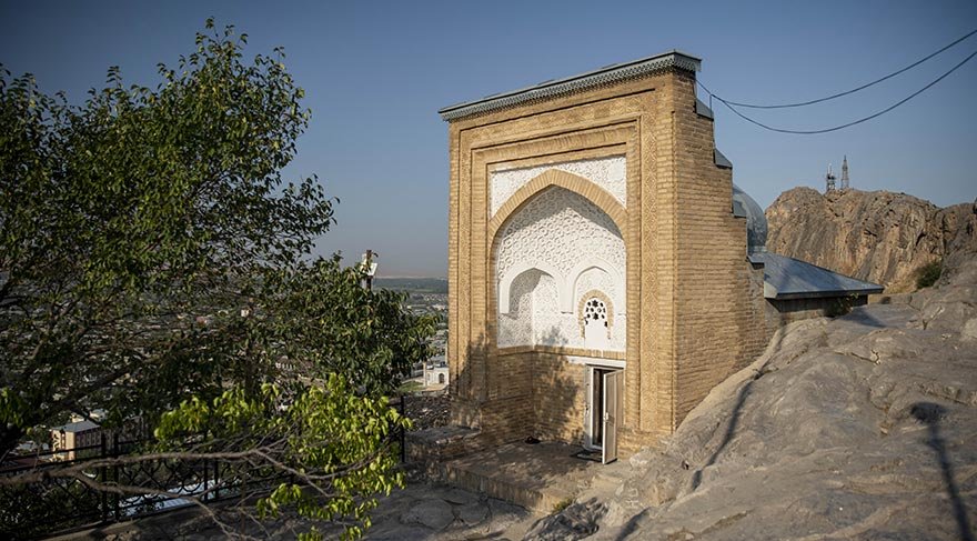 Bundan dolayı dağa farklı gözle bakıldığında başı doğuya gelen uyuyan bir insan şekli görüldüğüne inanılıyor.