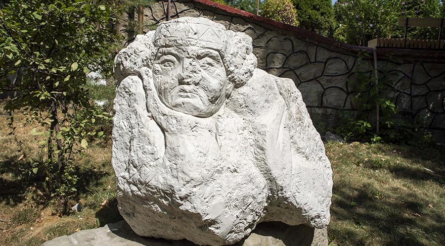 Müzede ise Osh'un en eski dönemlerine ait tarihi buluntular sergileniyor.