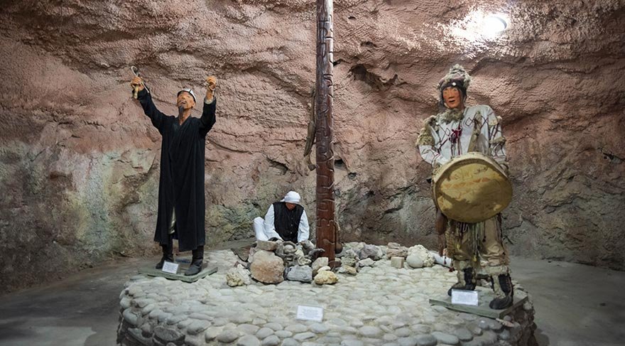 Bir zamanlar Müslüman ve Müslümanlık öncesi hacılar için ayrı bir yeri olan bu bölgede bulunan kayaların, Fergana Vadisi’nde aniden yükseldiği ve bu şekle geldiği kulaktan kulağa asırlarca süre gelmiş.