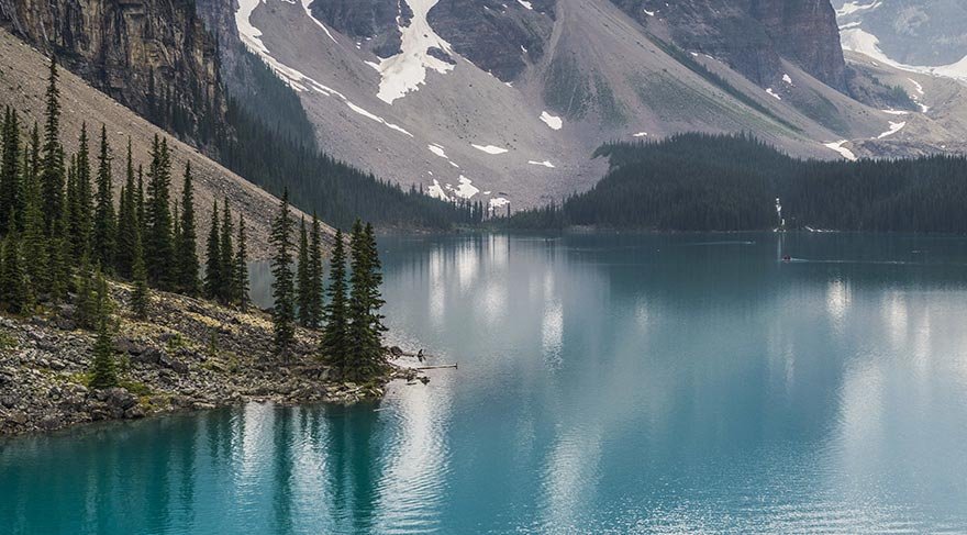 Kanada'nın batısındaki Alberta eyaleti sınırları içindeki Banff Milli Parkı eşsiz güzellikte bir gölü barındırıyor.