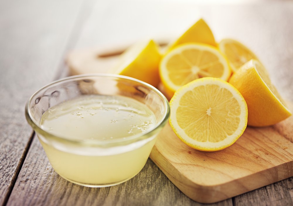 Yünlü kıyafetler için limon: Yünlü kıyafetleriniz için limon kullanarak inatçı lekeleri çıkarabilirsiniz. Öncelikle lekenin üstüne tuz döküp dikkatlice ovalayın. Ardından limon suyuna batırdığınız bir pamukla lekeyi temizleyin. Soğuk suyla durulayın.kıyafetlerden domates lekesi nasıl çıkar