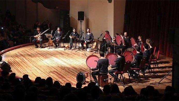 Ahura Ritim Topluluğu köy okulları için sahnede