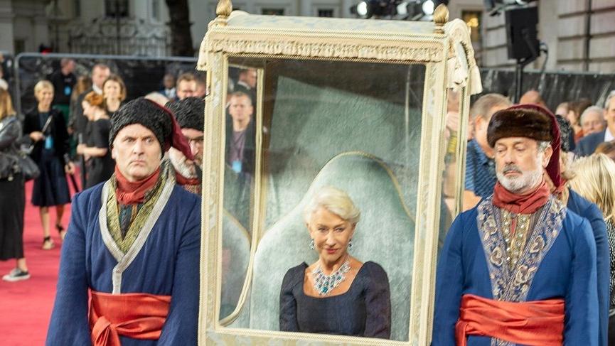 Helen Mirren Catherine the Great dizisinin galasına tahtla geldi