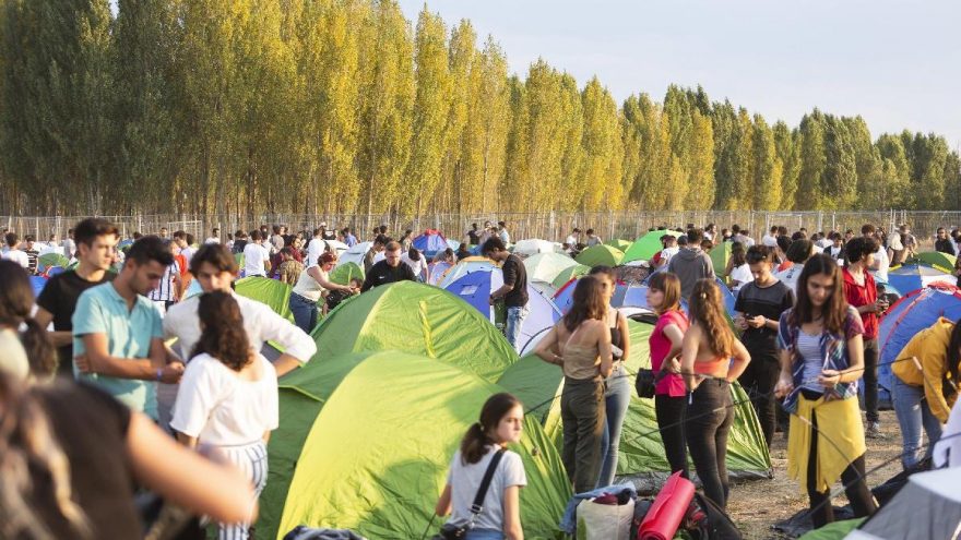 İptal kararı mahkemeden dönen festivalin ilk gününde 20 bin kişi eğlendi