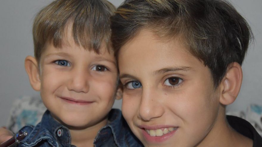 Dünyaya iki farklı göz rengiyle bakan kardeşler şaşırtıyor