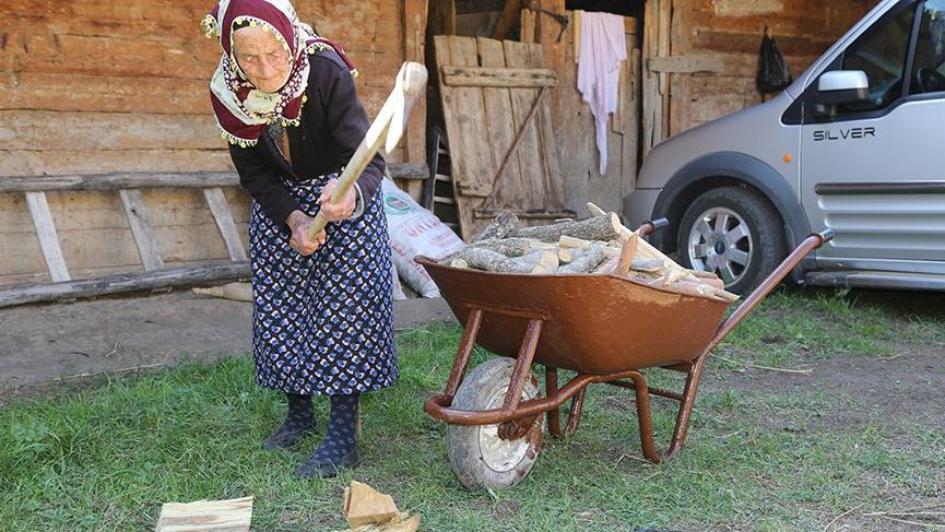 ‘Asırlık’ Döndü nine gençlere taş çıkarıyor