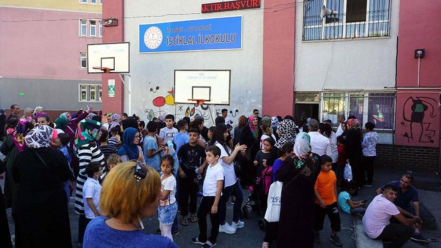 hasarli okulun velileri okul onunde