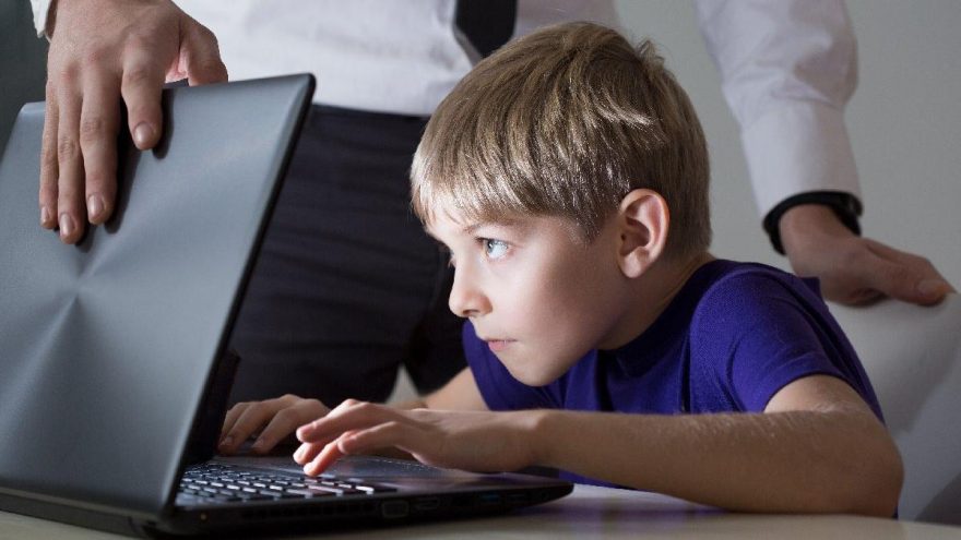 Çocuklarda kamburluk neden olur? Belirtileri ve tedavisi…