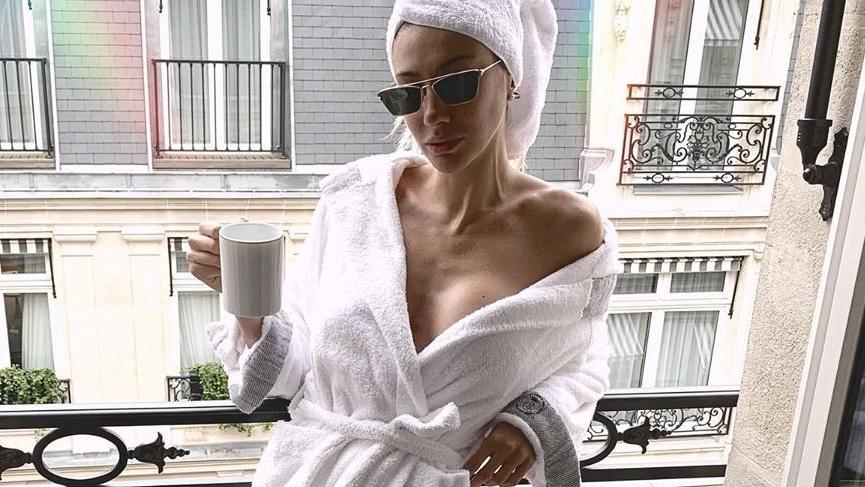 Şeyma Subaşı yatakta saçlarına kalp şekli vererek Guido’ya gönderme yaptı