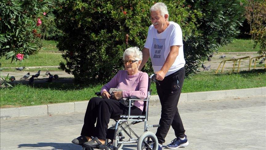 Mutlu şehrin yaşlılarının huzurlu yaşamı