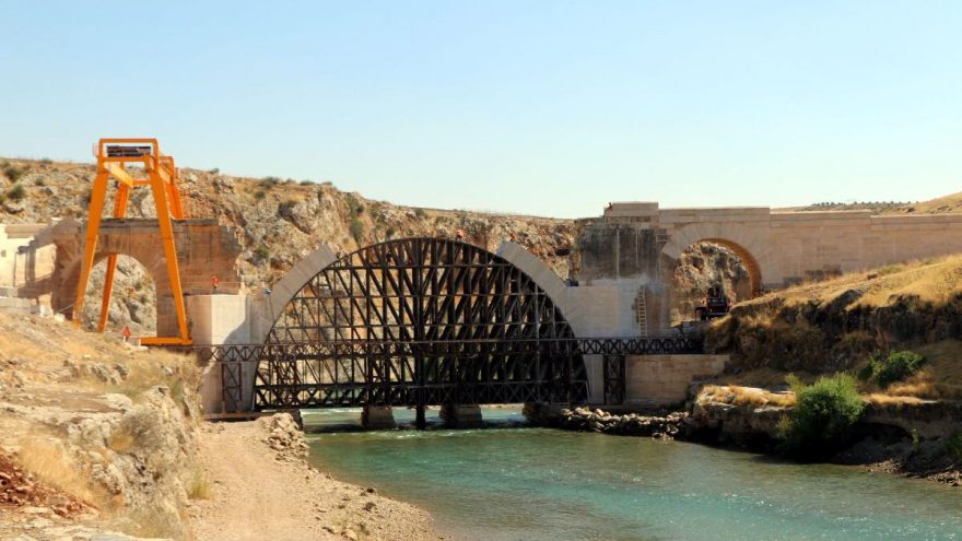 Kavga eden köylülerin yıktığı tarihi köprüde, restorasyon sürüyor