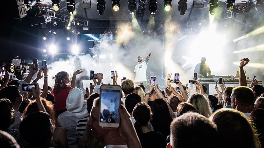 Kemer’de konser veren Timati’ye sahnede kızı eşlik etti