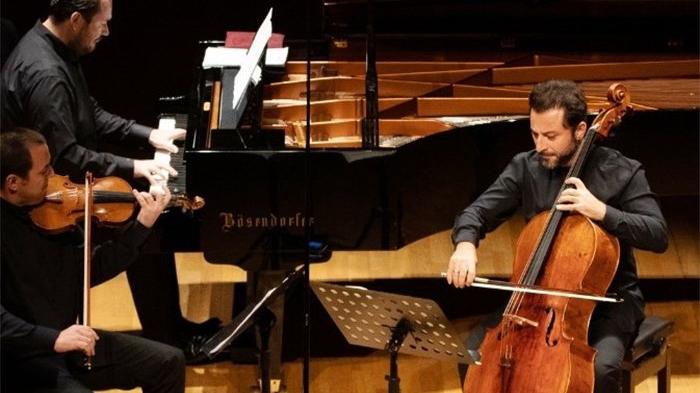 Açılış Trio Hexis’ten