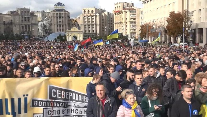 Ukrayna’da on binler Zelenski’yi protesto etti