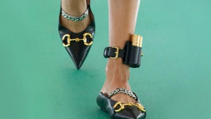 Gucci’nin yeni ayakkabısı elektronik kelepçeye benzetildi