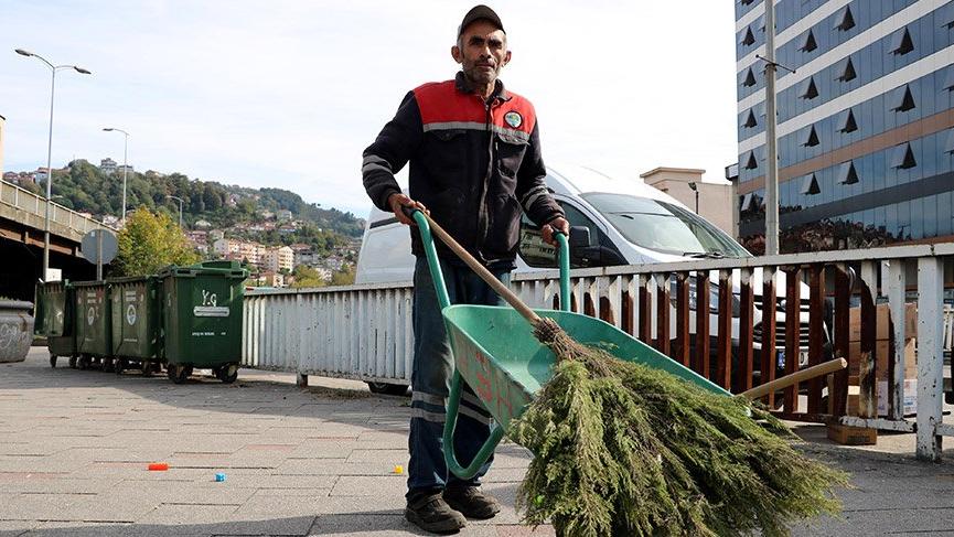 Sokakları temizleyerek kazandığı parayla iki çocuğa burs veriyor