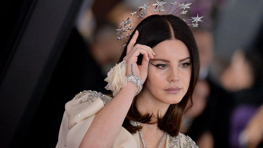 Lana Del Rey sahnede şarkı söylemeyi unuttu