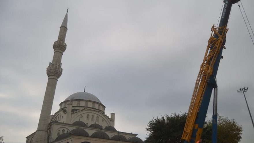 Depremde minaresinin bir kısmı yıkılmıştı diğeri de söküldü