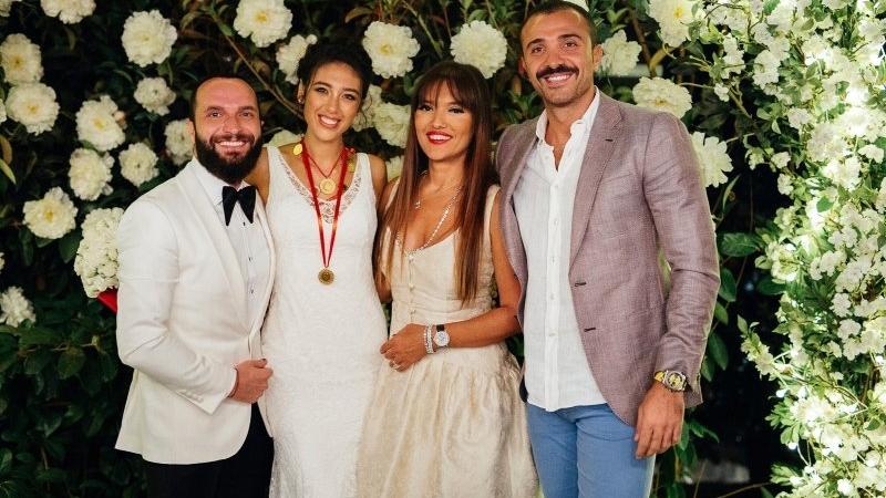 Demet Akalın ile Özlem Ada Şahin’in saat kavgası
