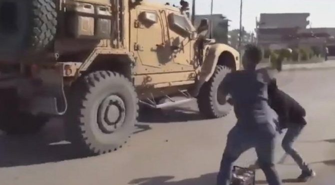 Amerikan askerlerine Suriye nin kuzeyinde taşlı protesto