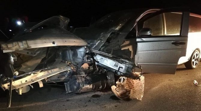 Otomobil ile minibüs çarpıştı 2 ölü 11 yaralı