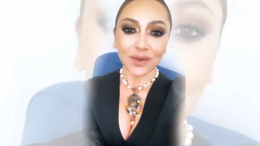 Hadise kamera karşısında duygulandı