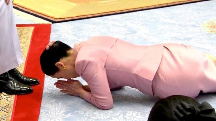 Tayland Kralı Maha Vajiralongkorn ‘Metres’ unvanı verdiği sevgilisinin rütbesini elinden aldı