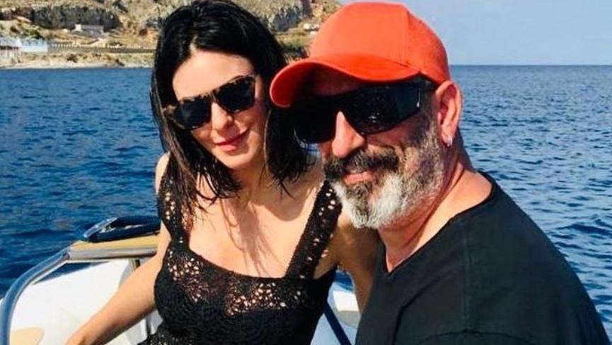 Defne Samyeli ‘Sen Yalancı Bir Sonbahar’ şarkısını söyledi, Cem Yılmaz’a gönderme olarak algılandı