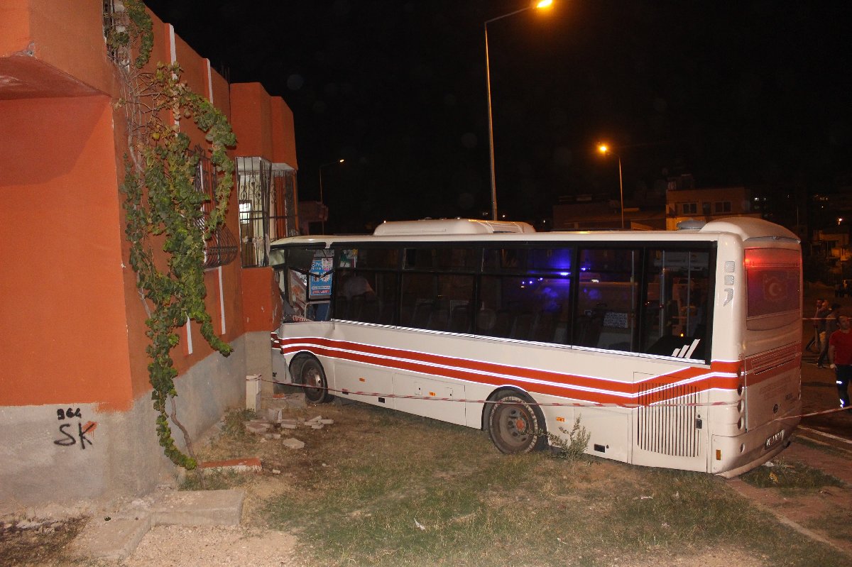 Mehmet Kervan idaresindeki 01 J 0146 plakalı halk otobüsü, Tufanbeyli Caddesi'nde, Turhan Çiçek yönetimindeki 01 V 1254 plakalı kamyonetle çarpıştı.