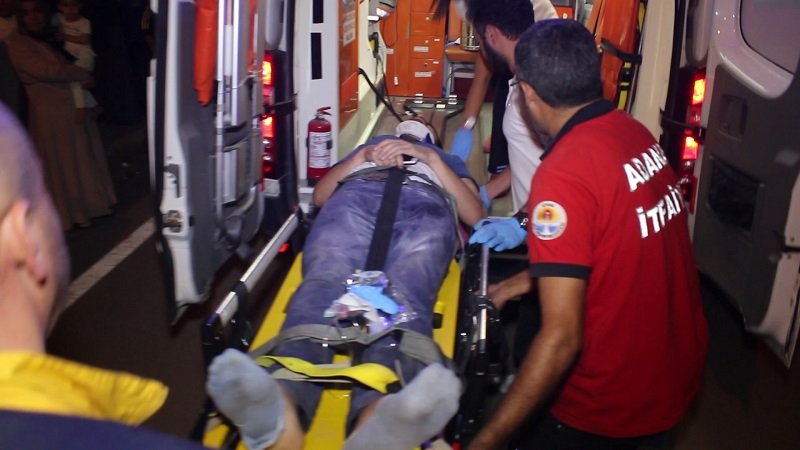 Araçta sıkışan Kervan, olay yerine gelen itfaiye ve CAN-KUR ekiplerinin bir saat süren çalışmasıyla çıkarılarak hastaneye kaldırıldı.