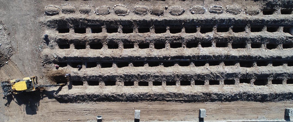 Erzurum Büyükşehir Belediye Başkanı Mehmet Sekmen, "Kışın toprak taş gibi oluyor. Yaklaşık bir metre kar yağıyor. Şu ana kadar 800 mezar yeri kazdık. Kış korkusu yaşamıyoruz" diye konuştu.