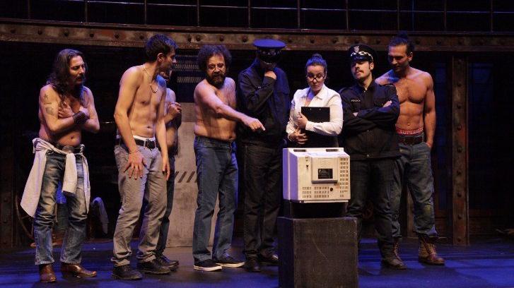 ‘Çıplak Vatandaşlar’dan striptiz şov