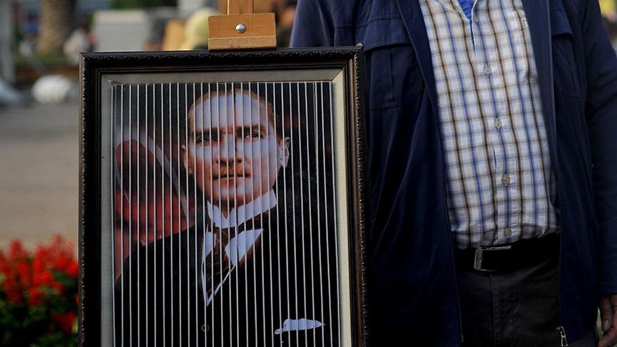 Biriktirdiği Atatürk fotoğrafları ile sergi açtı