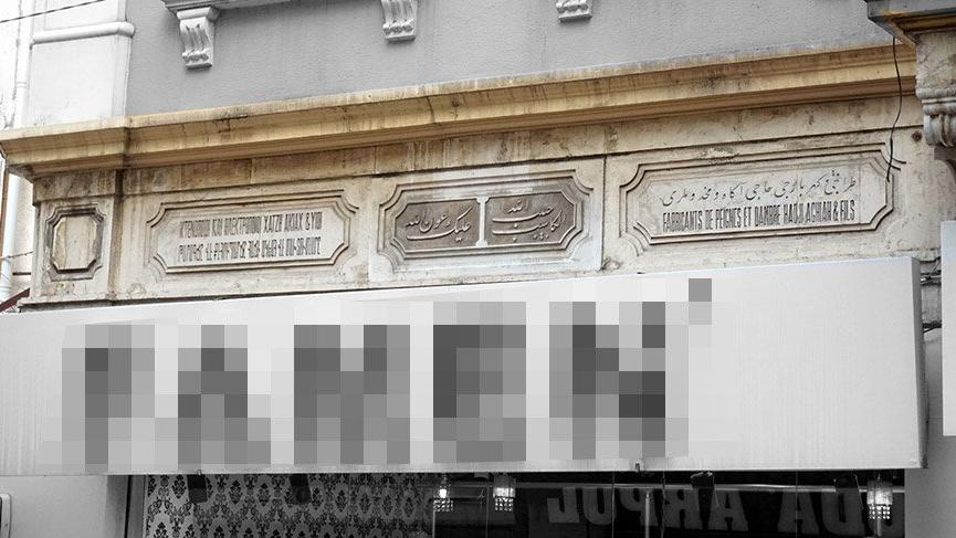 Kapalıçarşı’daki olay yaratan tabela kaldırılmadı!