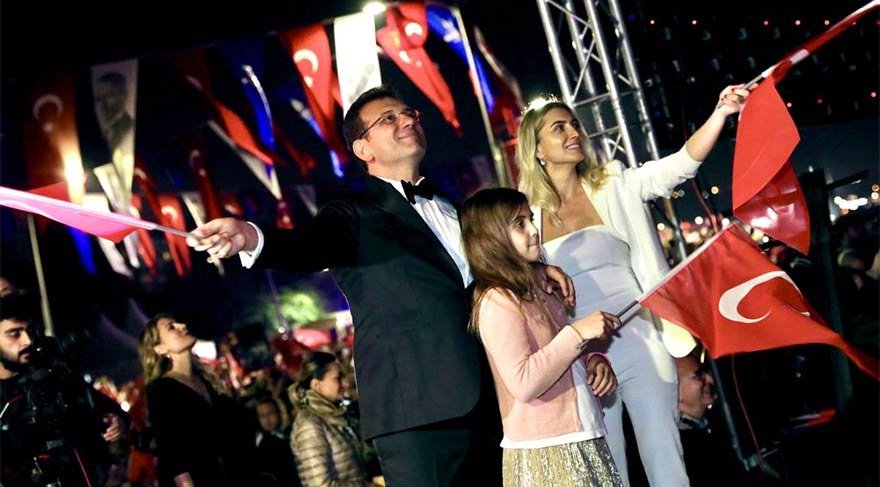 İBB BAŞKANI EKREM İMAMOĞLU, BAYRAM COŞKUSUNU, ÜSKÜDAR SALACAK SAHİLİNDE ON BİNLERCE İSTANBULLU VE AİLESİYLE BİRLİKTE YAŞADI.