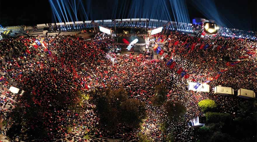 İBB BAŞKANI EKREM İMAMOĞLU, BAYRAM COŞKUSUNU, ÜSKÜDAR SALACAK SAHİLİNDE ON BİNLERCE İSTANBULLU VE AİLESİYLE BİRLİKTE YAŞADI.