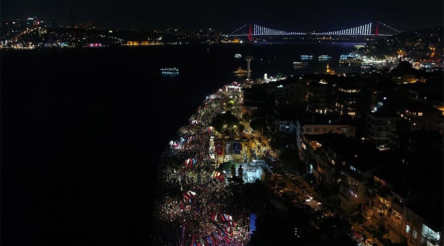 İBB BAŞKANI EKREM İMAMOĞLU, BAYRAM COŞKUSUNU, ÜSKÜDAR SALACAK SAHİLİNDE ON BİNLERCE İSTANBULLU VE AİLESİYLE BİRLİKTE YAŞADI.
