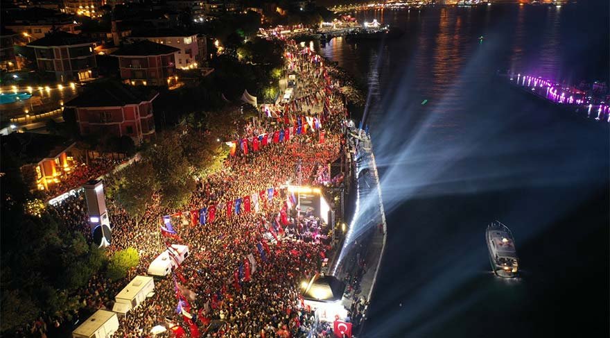 İBB BAŞKANI EKREM İMAMOĞLU, BAYRAM COŞKUSUNU, ÜSKÜDAR SALACAK SAHİLİNDE ON BİNLERCE İSTANBULLU VE AİLESİYLE BİRLİKTE YAŞADI.