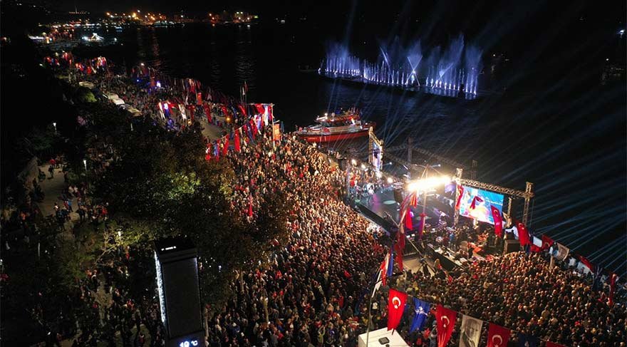İBB BAŞKANI EKREM İMAMOĞLU, BAYRAM COŞKUSUNU, ÜSKÜDAR SALACAK SAHİLİNDE ON BİNLERCE İSTANBULLU VE AİLESİYLE BİRLİKTE YAŞADI.