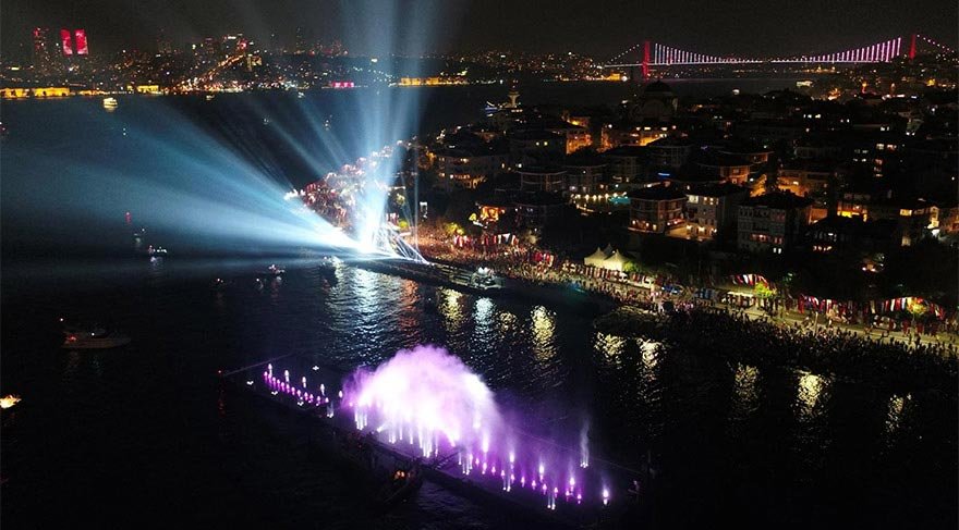 İBB BAŞKANI EKREM İMAMOĞLU, BAYRAM COŞKUSUNU, ÜSKÜDAR SALACAK SAHİLİNDE ON BİNLERCE İSTANBULLU VE AİLESİYLE BİRLİKTE YAŞADI.