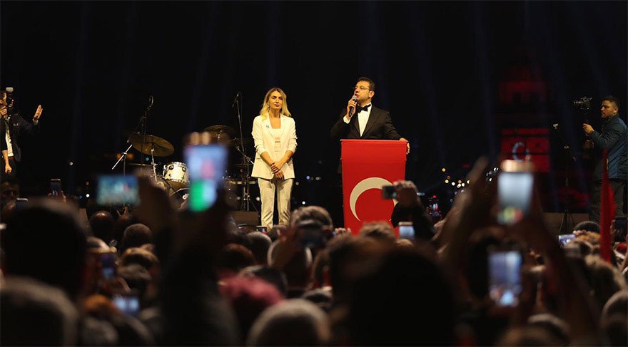 İBB BAŞKANI EKREM İMAMOĞLU, BAYRAM COŞKUSUNU, ÜSKÜDAR SALACAK SAHİLİNDE ON BİNLERCE İSTANBULLU VE AİLESİYLE BİRLİKTE YAŞADI.