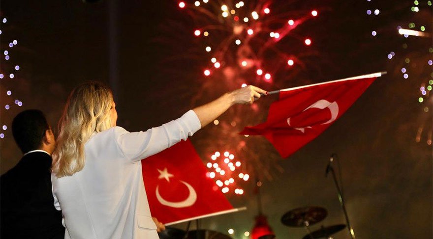 İBB BAŞKANI EKREM İMAMOĞLU, BAYRAM COŞKUSUNU, ÜSKÜDAR SALACAK SAHİLİNDE ON BİNLERCE İSTANBULLU VE AİLESİYLE BİRLİKTE YAŞADI.