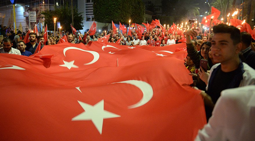 ADANA'DA 29 EKİM CUMHURİYET BAYRAMI, ÇOK SAYIDA VATANDAŞIN KATILIMIYLA DÜZENLENEN FENER ALAYI YÜRÜYÜŞÜYLE KUTLANDI.