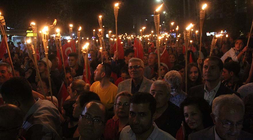 ADANA'DA 29 EKİM CUMHURİYET BAYRAMI, ÇOK SAYIDA VATANDAŞIN KATILIMIYLA DÜZENLENEN FENER ALAYI YÜRÜYÜŞÜYLE KUTLANDI.
