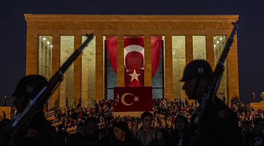 CUMHURİYET'İN İLANININ 96'INCI YIL DÖNÜMÜ DOLAYISIYLA VATANDAŞLARIN ANITKABİR'İ ZİYARETLERİ AKŞAM SAATLERİNDE DE DEVAM ETTİ.