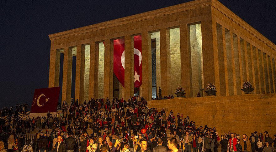 CUMHURİYET'İN İLANININ 96'INCI YIL DÖNÜMÜ DOLAYISIYLA VATANDAŞLARIN ANITKABİR'İ ZİYARETLERİ AKŞAM SAATLERİNDE DE DEVAM ETTİ.