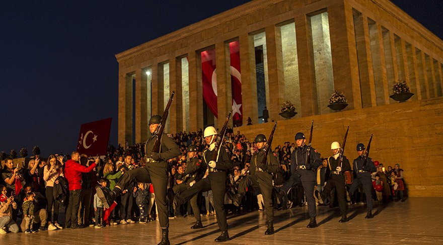 CUMHURİYET'İN İLANININ 96'INCI YIL DÖNÜMÜ DOLAYISIYLA VATANDAŞLARIN ANITKABİR'İ ZİYARETLERİ AKŞAM SAATLERİNDE DE DEVAM ETTİ.