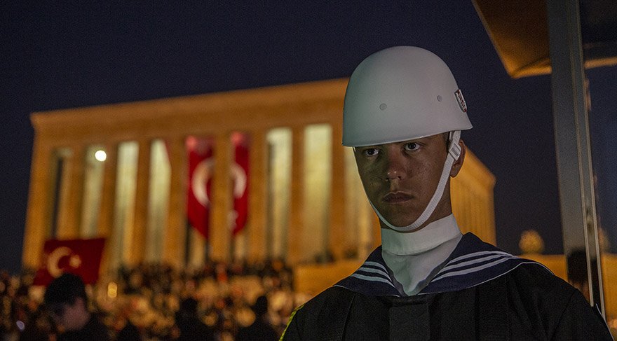 CUMHURİYET'İN İLANININ 96'INCI YIL DÖNÜMÜ DOLAYISIYLA VATANDAŞLARIN ANITKABİR'İ ZİYARETLERİ AKŞAM SAATLERİNDE DE DEVAM ETTİ.