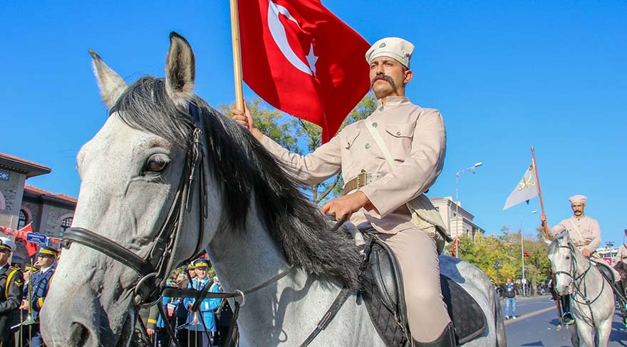 29 EKİM CUMHURİYET BAYRAMI'NIN 96'NCI YIL DÖNÜMÜ KUTLAMALARI KAPSAMINDA, TBMM ÖNÜNDEN ULUS'TAKİ ESKİ MECLİS BİNASINA GEÇİT TÖRENİ DÜZENLENDİ.