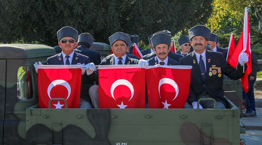 29 EKİM CUMHURİYET BAYRAMI'NIN 96'NCI YIL DÖNÜMÜ KUTLAMALARI KAPSAMINDA, TBMM ÖNÜNDEN ULUS'TAKİ ESKİ MECLİS BİNASINA GEÇİT TÖRENİ DÜZENLENDİ.